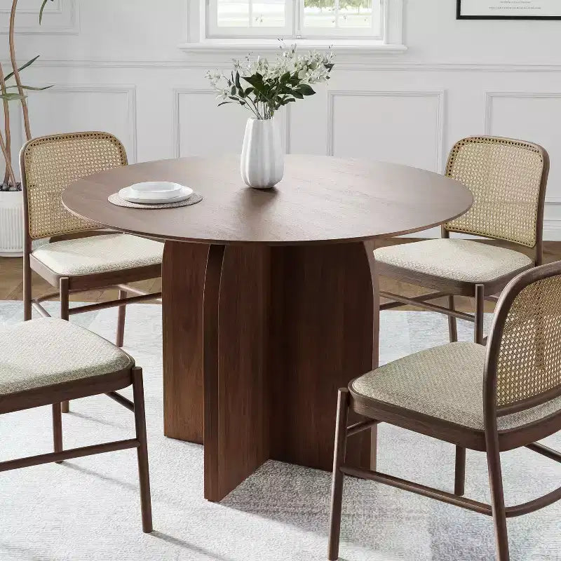 Table de salle à manger ronde en bois massif avec finition noyer et pieds arqués pour salles à manger et cuisines modernes