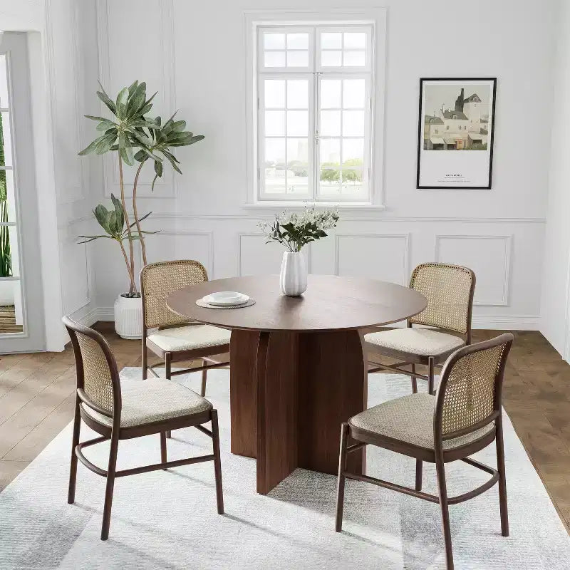 Table de salle à manger ronde en bois massif avec finition noyer et pieds arqués pour salles à manger et cuisines modernes