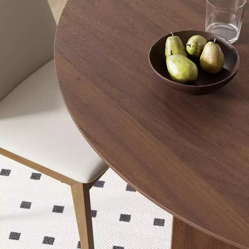 Table de salle à manger ronde en bois massif avec finition noyer et pieds arqués pour salles à manger et cuisines modernes