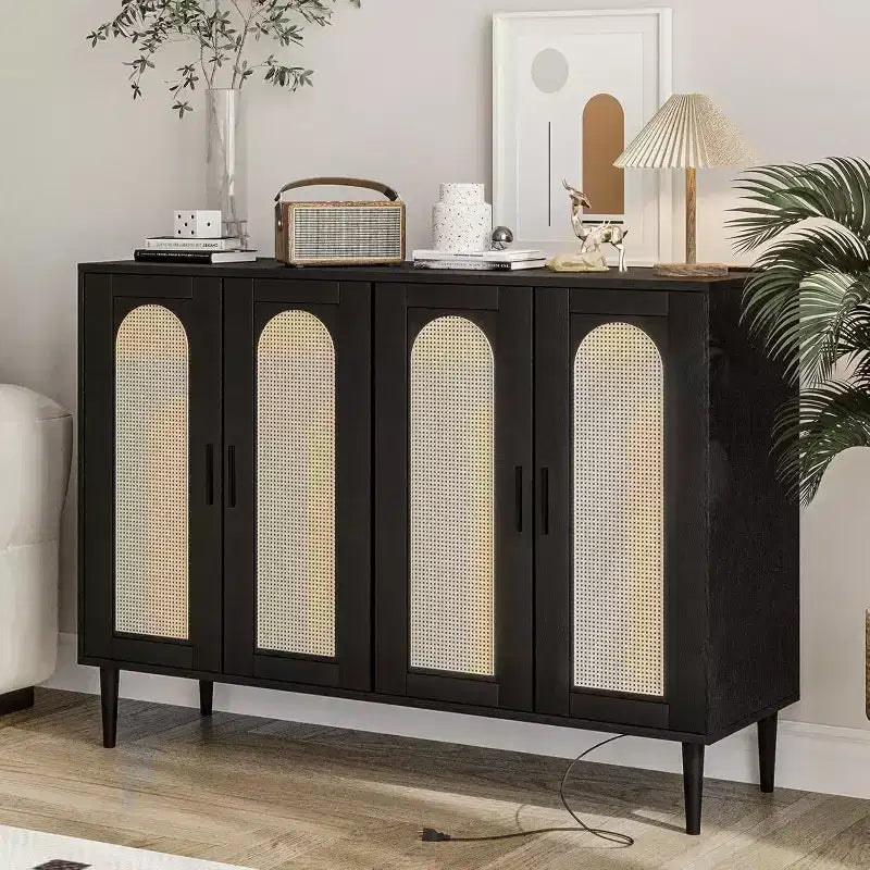 Bahut en rotin avec prise électrique, Meuble de rangement style bohème, Meuble de rangement 4 portes pour salle à manger et salon