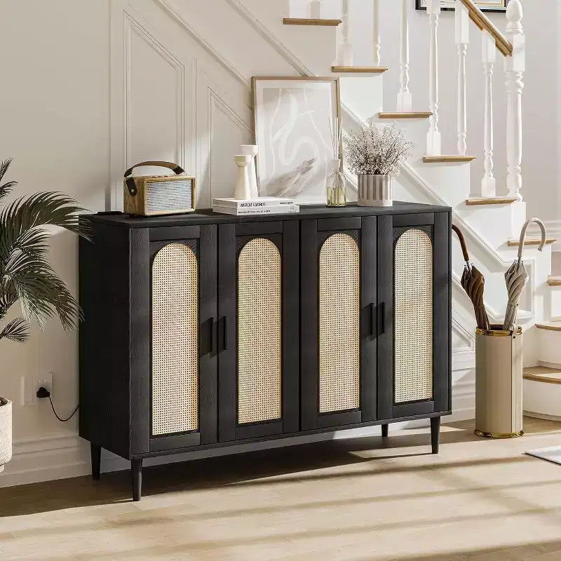 Bahut en rotin avec prise électrique, Meuble de rangement style bohème, Meuble de rangement 4 portes pour salle à manger et salon