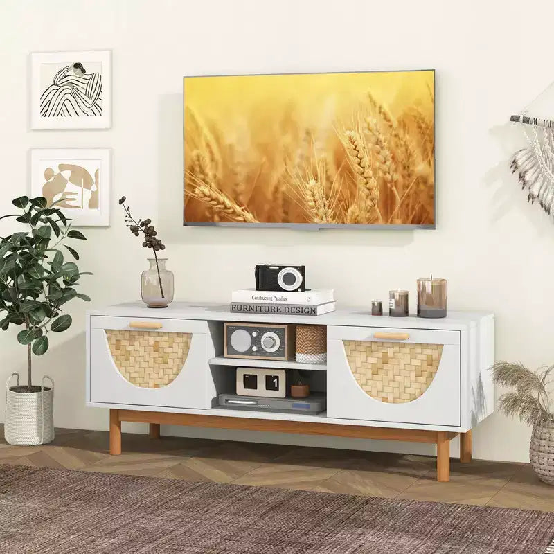 Meuble TV pour téléviseurs jusqu'à 55 pouces avec 2 tiroirs, façades en bambou tressé et pieds en bois massif, blanc