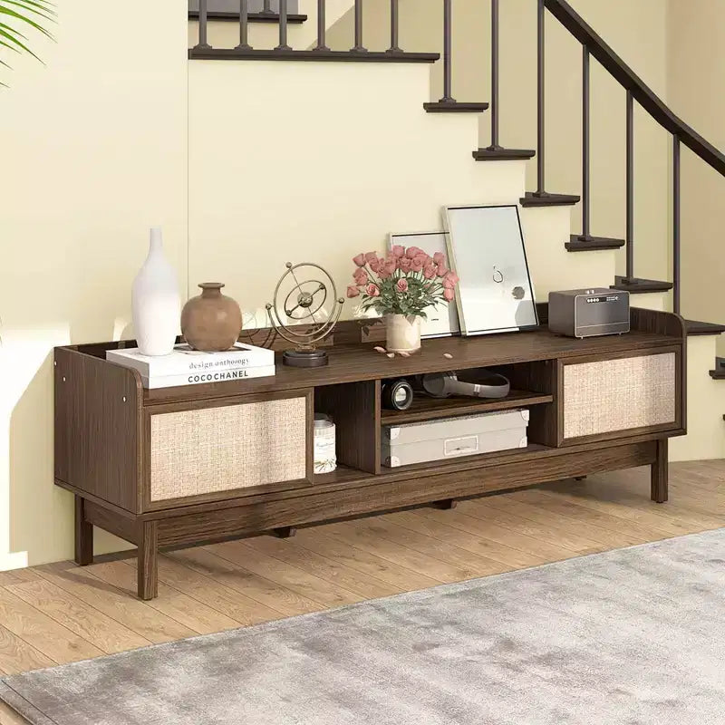 Meuble TV en bois avec rangement, étagère réglable et portes coulissantes tressées, Noyer